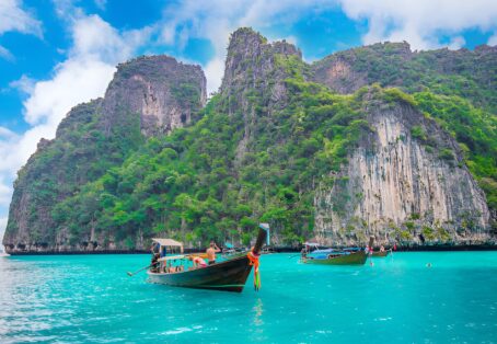 Luxury Yacht Sailing Experience with Open Bar